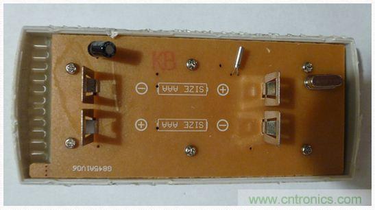 圖4：移開電池后的PCB同一面。