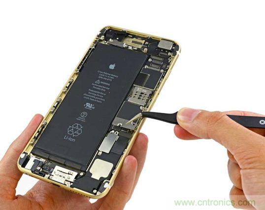 與iPhone 5S相比，電池尺寸更大，電池效率提高了16%。整部手機看起來就像一件藝術(shù)品，但看不到太多的內(nèi)部構(gòu)造。（來源：iFixit）